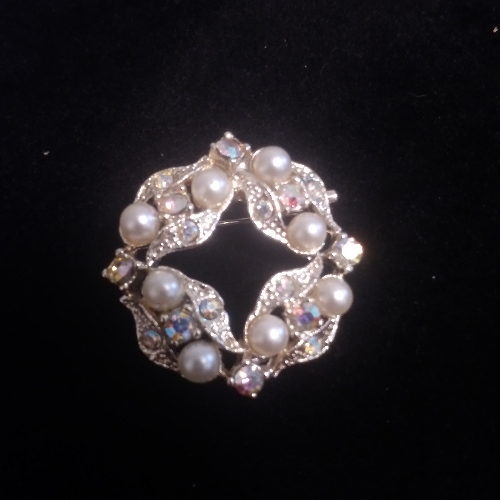 Vintage silver rhinestone and pearl brooch